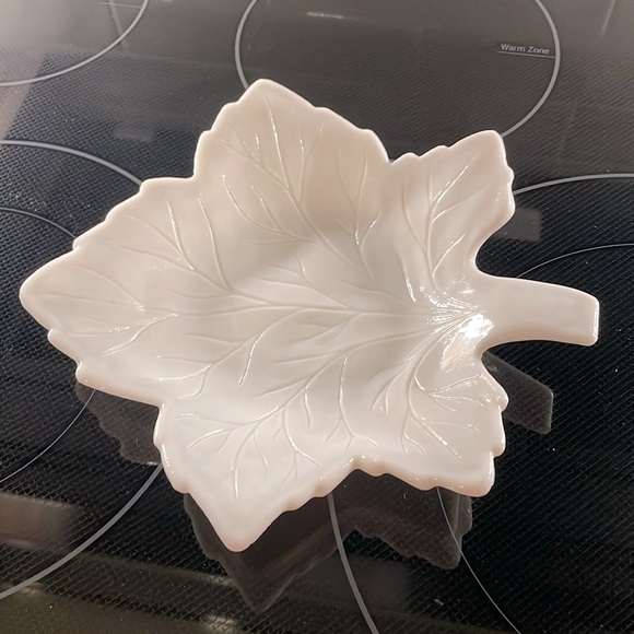 Westmoreland Milk Glass Leaf - Picture 1 of 5